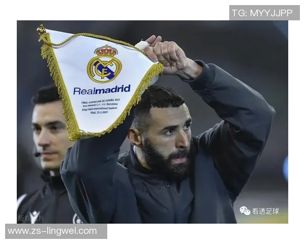 足球球星跪地瞬间定格荣耀与痛苦交织的情感时刻